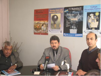 ELEKTRİK KESİNTİSİ YÖNETİM KRİZİNİ AYDINLATIYOR