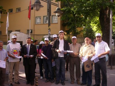 ÖZELLEŞTİRME KARŞITI PLATFORM "ELEKTRİKTE ÖZELLEŞTİRME KARANLIK VE PAHALILIK GETİRİR" BAŞLIKLI BİNLERCE BİLDİRİ DAĞITTI.