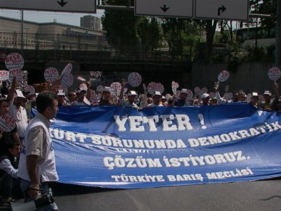 "ARTIK YETER! KÜRT SORUNUNDA DEMOKRATİK VE BARIŞÇIL ÇÖZÜM İSTİYORUZ!" MİTİNGİ ONBİNLERİN SESİ OLDU