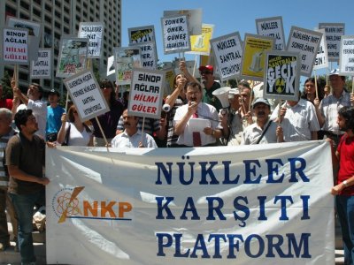 NÜKLEER SANTRAL İHALESİ BAKANLIK ÖNÜNDE PROTESTO EDİLDİ