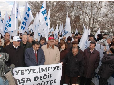 2009 BÜTÇESİ'NE KARŞI TBMM ÖNÜNDE EYLEM