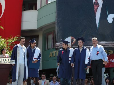 ATILIM ÜNİVERSİTESİ MÜHENDİSLİK FAKÜLTESİNDE MEZUNİYET SEVİNCİ