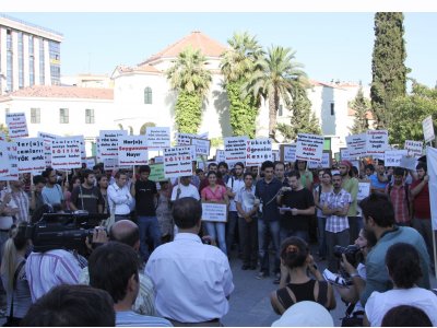 İZMİRDE BİNLERCE ÜNİVERSİTE ÖĞRENCİSİ HAYKIRDI; HARÇ ZAMLARI GERİ ALINSIN, EŞİT - PARASIZ EĞİTİM İSTİYORUZ !