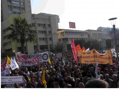 KAMU EMEKÇİLERİNİN GREVLİ TOPLU SÖZLEŞMELİ SENDİKA HAKKI VE İNSANCA YAŞAM İÇİN  1 GÜNLÜK UYARI GREVİNE DESTEK İÇİN ALANLARDAYDIK