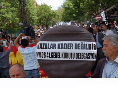 TMMOB GENEL KURUL DELEGELERİ MADENCİLER ANITINA SİYAH ÇELENK BIRAKTI