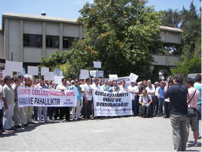 ÖZELLEŞTİRİLMEYE KARŞI GEDİZ EDAŞ İL MÜDÜRLÜĞÜ ÖNÜNDE AÇIKLAMA