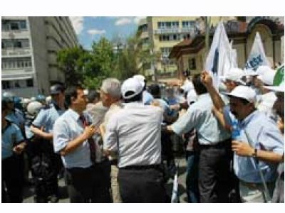 HAK ARAYAN KAMU EMEKÇİLERİNE POLİS MÜDAHALESİ